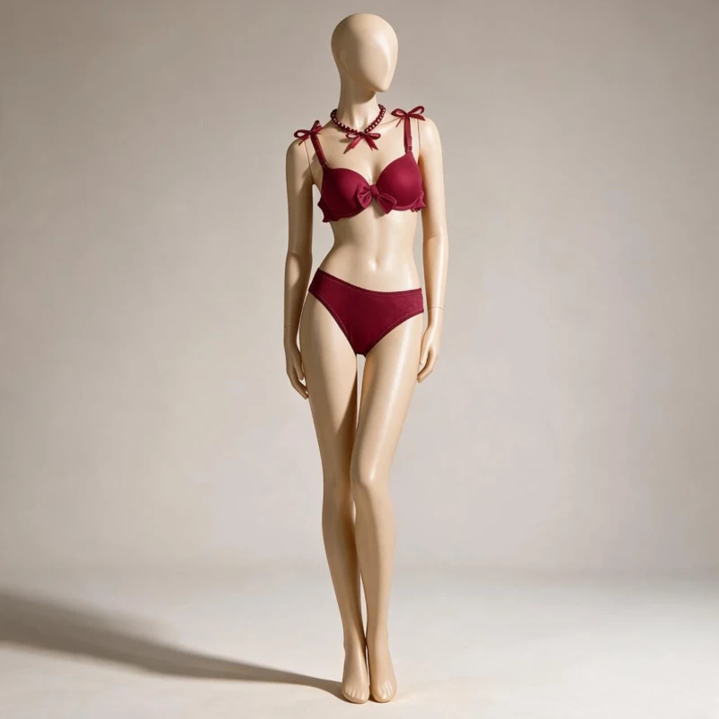 طقم لانجري نسائي مع عقد مزين بالفيونكات